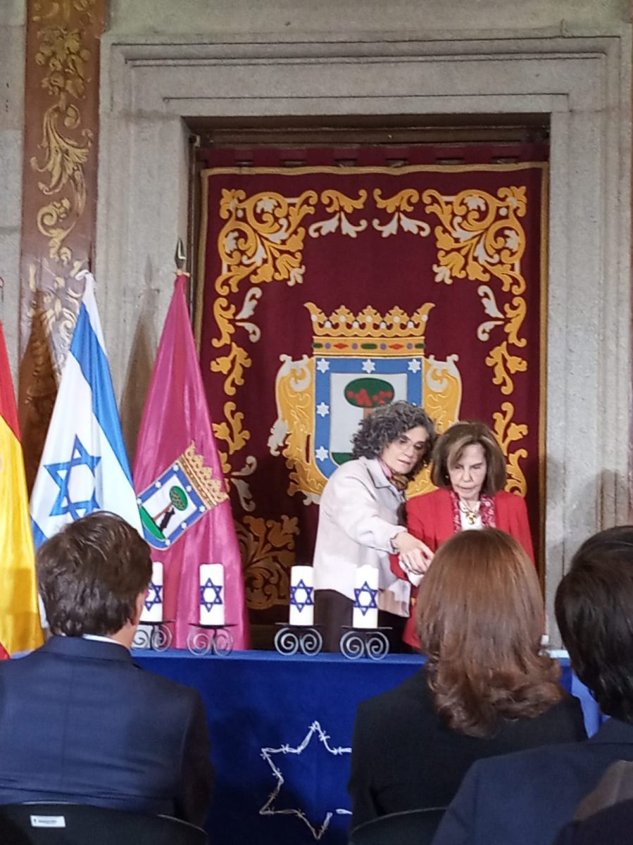 Señora Hassin and her mother light a candle commemorating the Shoah at the Spanish Senate meeting January 31, 2026.